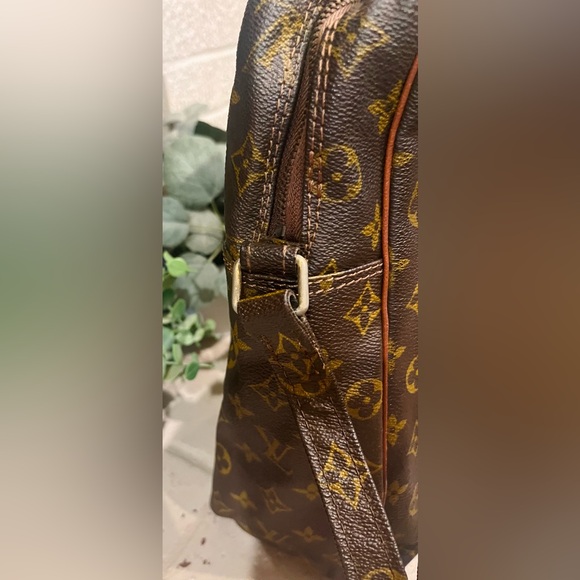 Authentic Louis Vuitton Monogram VTG messenger bag - Picture 8 of 14